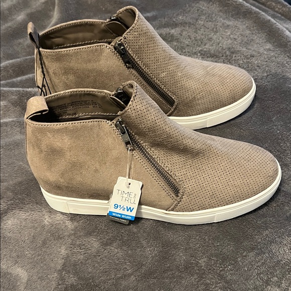 Time and Tru Shoes - Time and Tru Women's Taupe Sneakers